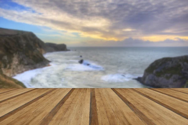Lever de soleil vibrant sur l'océan et crique abritée avec planches en bois — Photo