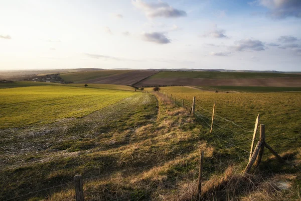 Bela primavera noite pôr do sol luz sobre campos paisagem em f — Fotografia de Stock