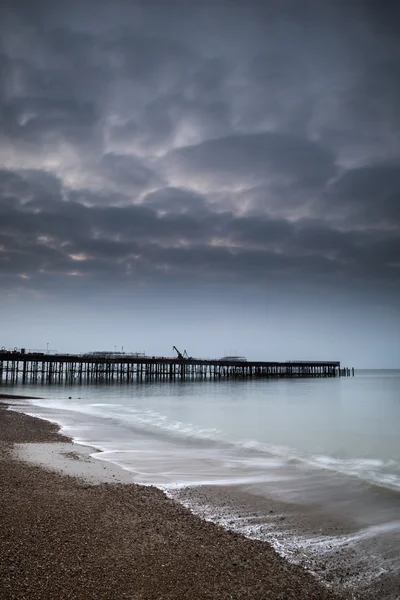 Sonnenaufgangslandschaft der Seebrücke im Bau und in Entwicklung — Stockfoto