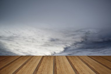 Moody dramatik düşük bulut ile kar dağlarda kış manzarası