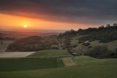 Çarpıcı canlı bahar gündoğumu İngilizce kırsal landsca üzerinde