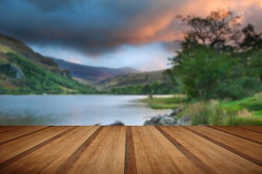 Göl ve ahşap plakalar flo ile Dağları üzerinde güzel gündoğumu