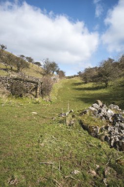 Peak District güneşli Sprin üzerinde güzel parlak manzara görüntüsü