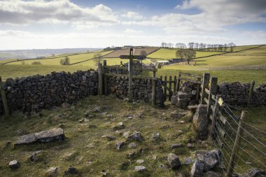 Su üzerinde Peak District İngiltere'de yatay olarak genel patika tabelaları
