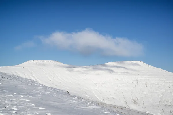 Stunning blue sky mountain landscape in Winter with snow covered — Stock Photo, Image