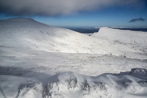 W dağlarda kar üstünden manzara nefes kesici kapalı — Stok fotoğraf