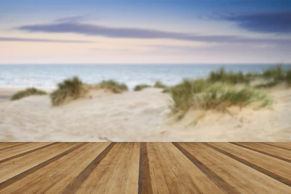 Dune di sabbia erbose paesaggio all'alba con pavimento in assi di legno — Foto Stock