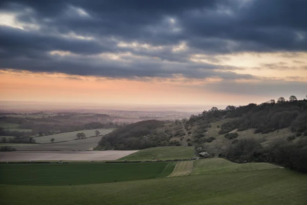 Impressionante vibrante primavera nascer do sol sobre Inglês campo landsca — Fotografia de Stock