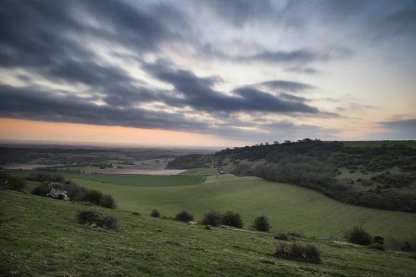 Nádherné zářivé jarní svítání nad anglický venkov landsca — Stock fotografie
