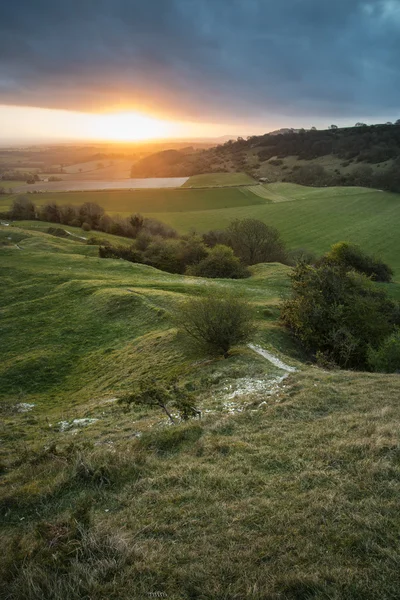 Nádherné zářivé jarní svítání nad anglický venkov landsca — Stock fotografie