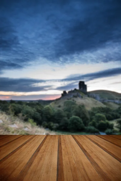 Hermoso amanecer de verano sobre el paisaje de ruinas del castillo medieval — Foto de Stock