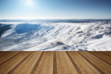 Kış karla kaplı ile çarpıcı mavi gökyüzü dağ manzarası