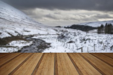 Kış manzara dağ kar üzerinden akan dere kaplı