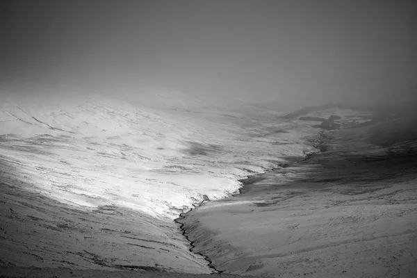 Moody dramatic low cloud Winter landscape in mountains valley in — Stock Photo, Image