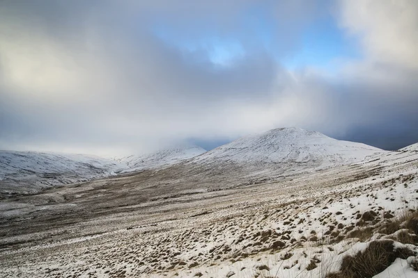 Beau paysage de montagnes enneigées à la fin de l'arrière — Photo