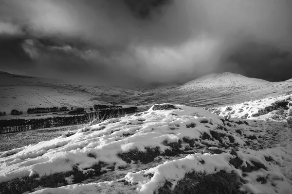 Ohromující panoramatické krajiny sněhu zimní zahrnuty hory v bl — Stock fotografie