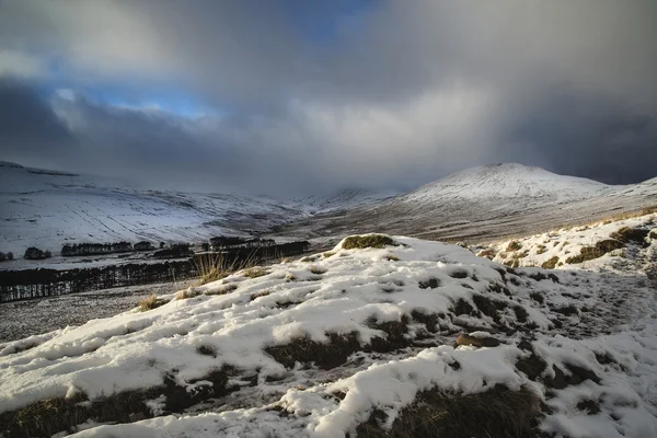 Beautiful landscape of snow covered mountains during late aftern — Stock Photo, Image