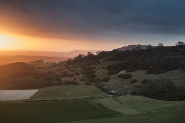 Impressionante vibrante primavera nascer do sol sobre Inglês campo landsca — Fotografia de Stock