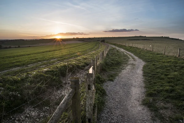 Hermoso paisaje de primavera de la puerta que conduce sendero en los campos —  Fotos de Stock