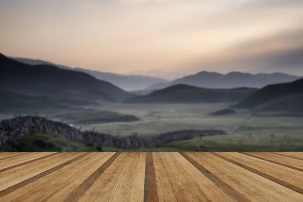 Vista lungo la valle nebbiosa verso le montagne di Snowdonia con legno — Foto Stock
