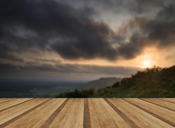 Lebendiger Sonnenaufgang über der Landschaft mit Holzplanken — Stockfoto