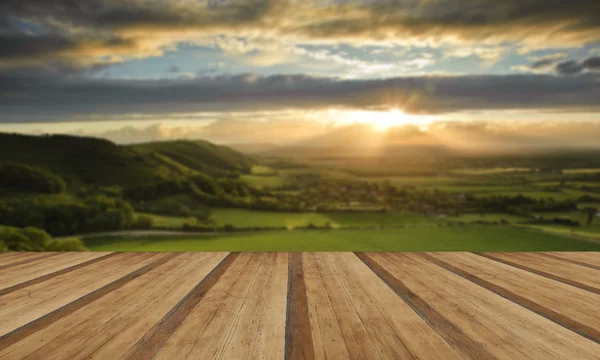 Prachtig platteland landschap met zon verlichting zijde van heuvels een — Stockfoto