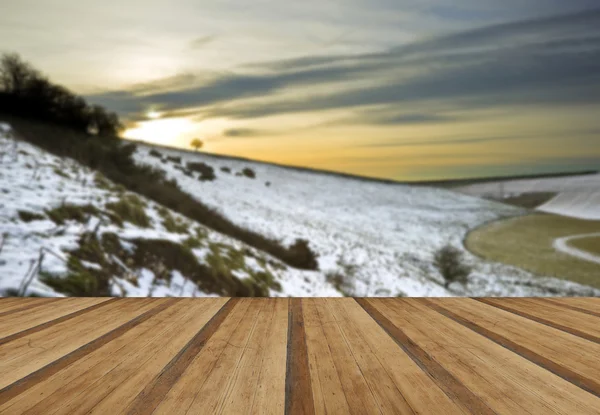 Schöne Winterlandschaft über Feldern mit glühendem Sonnenuntergang mit — Stockfoto