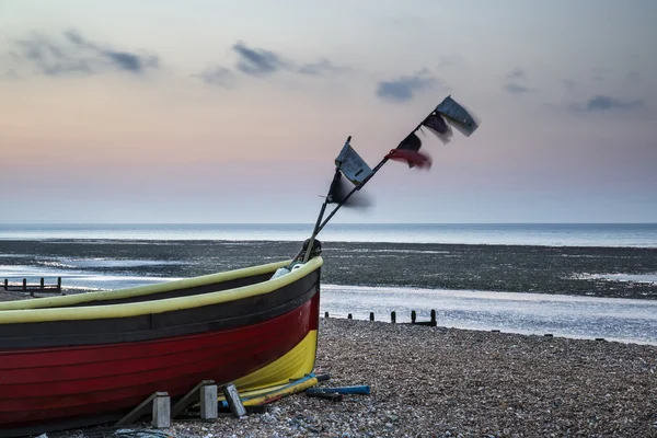 Image de paysage de petits bateaux de pêche sur la plage au lever du soleil à Sp — Photo