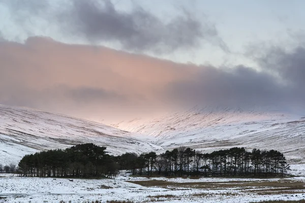 Stunning pink sunrise over mountain snow covered Winter landscap — Stock Photo, Image