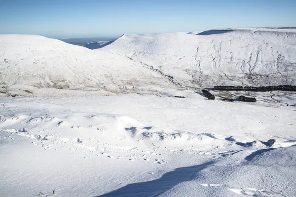 Kış karla kaplı ile çarpıcı mavi gökyüzü dağ manzarası — Stok fotoğraf