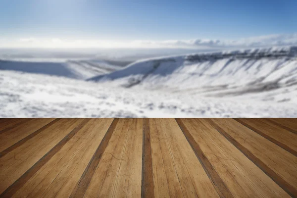 Atemberaubend blauer Himmel Berglandschaft im Winter mit Schnee bedeckt — Stockfoto