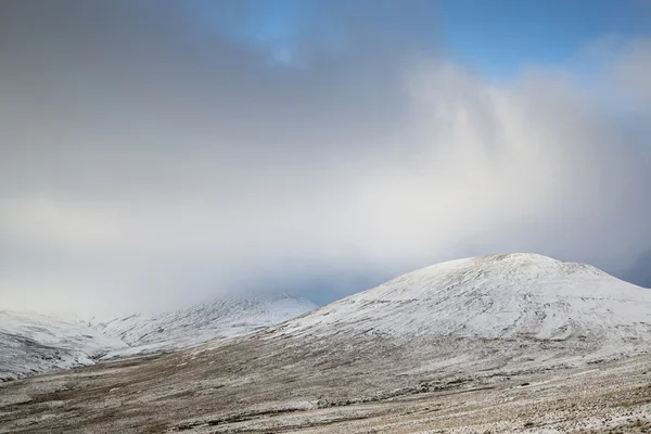 Vackert landskap av snö täckte bergen under sena aftern — Stockfoto