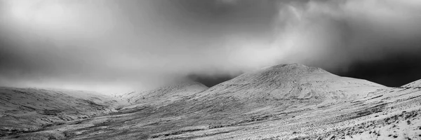 Superbe hiver paysage panoramique enneigé montagnes en mo — Photo