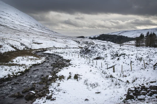 流流经雪覆盖山区冬季景观 — 图库照片