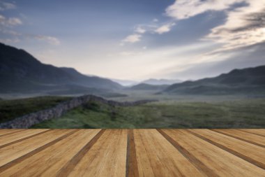 Snowdonia Dağları ile ahşap doğru sisli Vadisi görüntülemek 