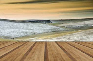 Güzel kış peyzaj alanları ile parlayan gün batımı ile üzerinde 