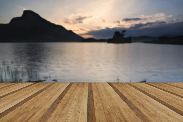 Atemberaubende Berge und See Sonnenaufgang Spiegelungen schöne Landschaft — Stockfoto