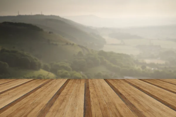 Vista a través del paisaje rural inglés durante la víspera del verano — Foto de Stock