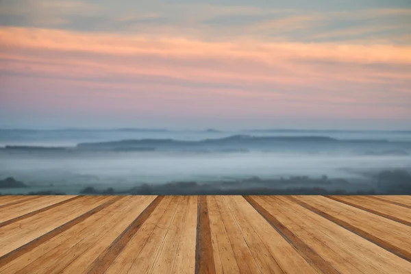 Alba su strati di nebbia in campagna paesaggio con legno — Foto Stock