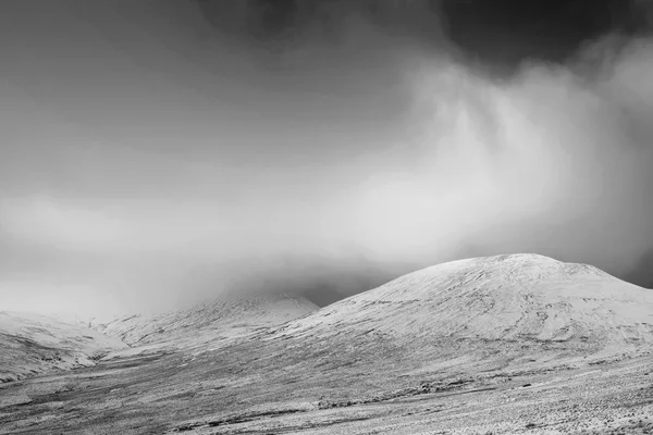 Bellissimo paesaggio di montagne innevate durante il tardo pomeriggio — Foto Stock