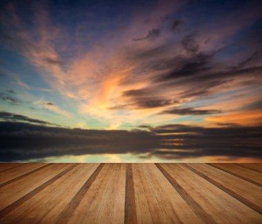 Canlı güzel pembe ve mavi bulutlu gökyüzü gündoğumu ahşap p ile