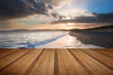 Ahşap plakalar f ile güzel batan güneşin içine Sahili boyunca görüntülemek