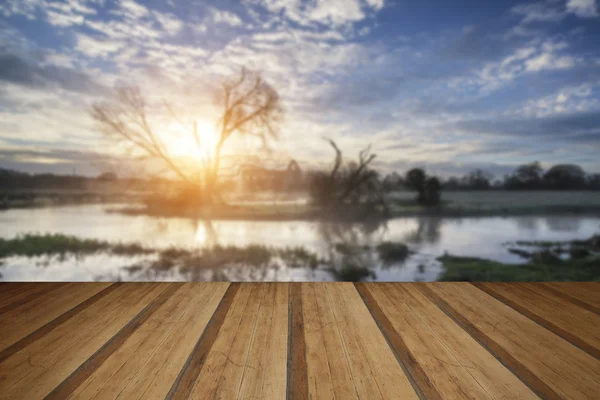 Paesaggio di alba di campagna con cielo lunatico e fiume che scorre w — Foto Stock