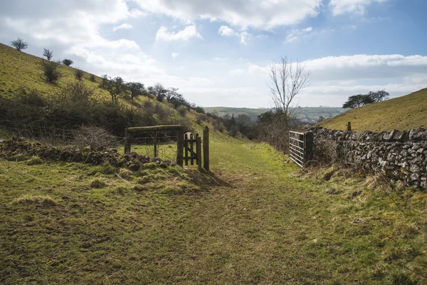 Bella immagine del paesaggio luminoso del Peak District sulla soleggiata Sprin — Foto Stock