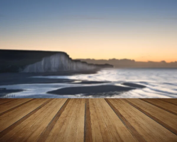 Siete hermanas tiza acantilados Amanecer de invierno con tablones de madera flo —  Fotos de Stock