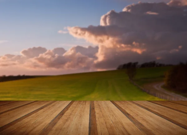 Prachtige landschap met stormachtige lucht over landelijke heuvels met houten — Stockfoto