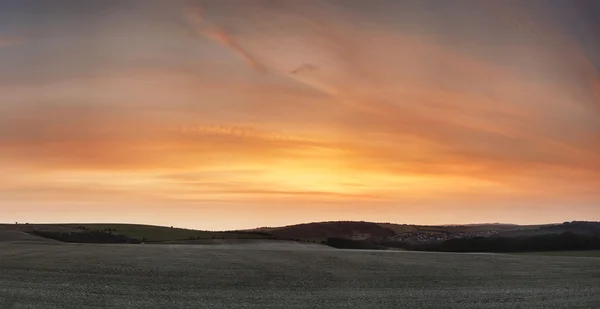 Superbe coucher de soleil magnifique sur le paysage de la ferme avec des couleurs vibrantes — Photo