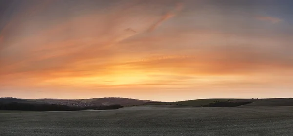 Impressionante belo pôr do sol sobre a paisagem da fazenda com coors vibrantes — Fotografia de Stock