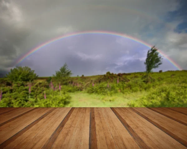Regenboog in ubicación hemel boven landschap van foxgloves met houten p — Stockfoto