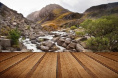 Ogwen Falls sonbahar sonbaharda bakılması ile ahşap Tryfan görünümünü